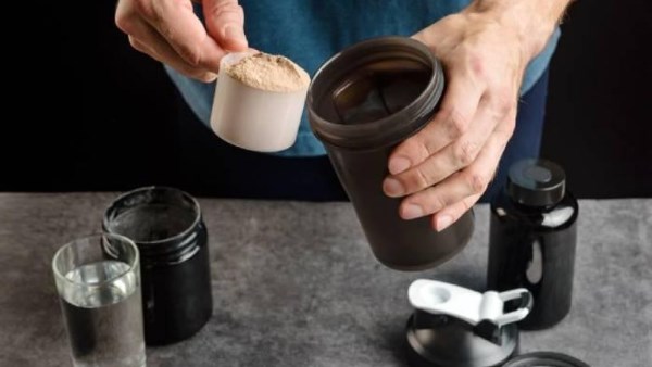 من يحمي المراهق من فخ المكملات الغذائية؟ | خطر خفي يهدد صحة الشباب 