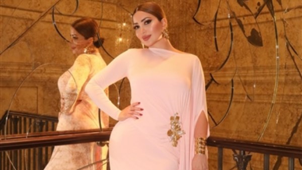 إطلالة نسرين طافش الوردية تخطف الأنظار.. تعرف على سعرها وسبب إخفاء زوجها 