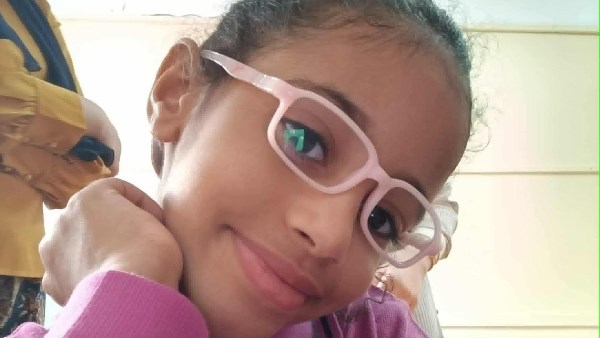 بسبب بشرتها وشعرها ونظارتها تلميذة تكاد أن تفقد حياتها.. التنمر ضد الأطفال يصل لحد الانتحار.. خبراء التنمية البشرية يحذرون الأهل والمعلمين  