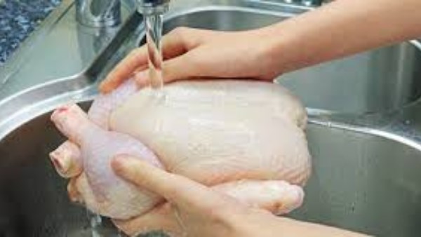 غسل الدجاج قبل الطهي… عادة خطيرة قد تنشر البكتيريا في مطبخك دون أن تشعر  