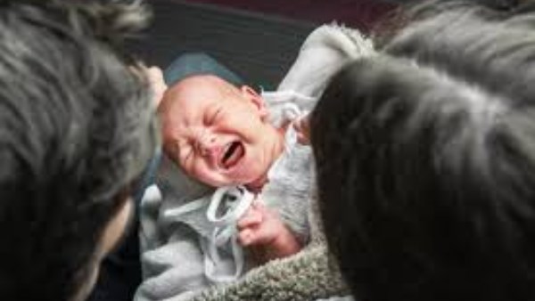 بكاء الأطفال المفاجئ أثناء النوم يثير الجدل ويكشف عن طاقات سلبية حولهم..خبيرة طاقة توضح 