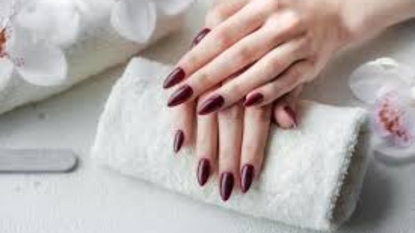 ألوان مناكير 2025… موضة النيود اللامع تتصدر التريند  