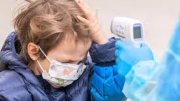 بعد تكرار إصابة أطفال مشاهير بفيروسات… أطباء يحذرون: 5 علامات لا تتجاهليها  