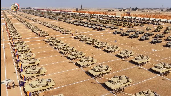 وزير الدفاع يشهد إجراءات تفتيش الحرب لأحد تشكيلات المنطقة المركزية العسكرية