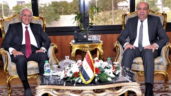 وزير الطيران يناقش مع رئيس مجموعة كوبيلوزوس اليونانية فرص التعاون في ملف المطارات