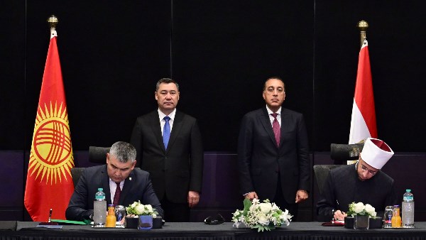 صورة من توقيع الاتفاقيات