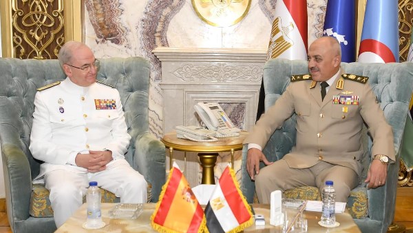 رئيس الأركان يلتقي نظيره الإسباني لبحث التعاون العسكري المشترك 