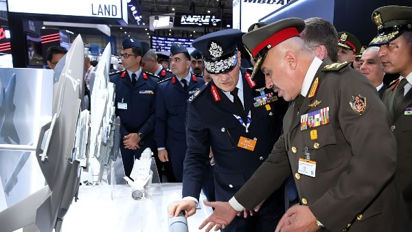 رئيس الأركان أثناء تفقده معرض دبي الدولى للطيران 2025