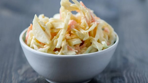  عمل سلطة كولو سلو مثل المطاعم.