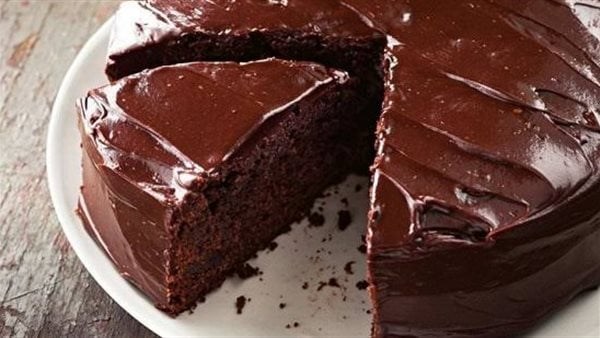 طريقة عمل كيكة الشوكولاتة الهشة مع صوص الشوكولاتة الاقتصادي ..