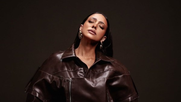 هند عبد الحكيم تثير الجدل بمعطف جلد قصير|شاهد