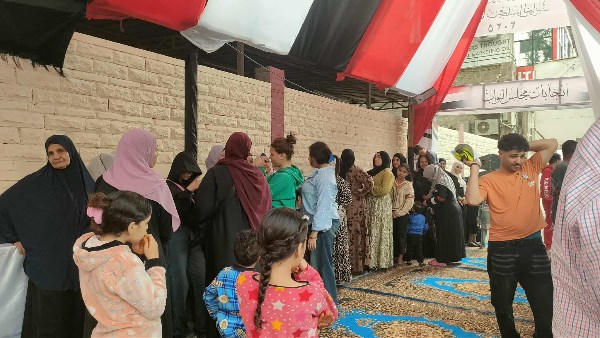 اقبال السيدات بشكل كبير على مدارس الجيزة القومية .. صور 