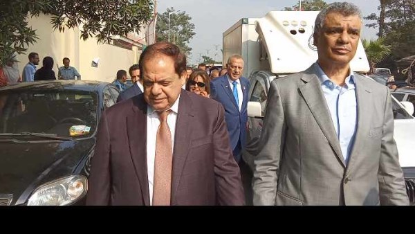 وداع جماهيري للنائب محمد أبو العينين عند خروجه من مدرسة الفاروق عمر بالبحر الأعظم