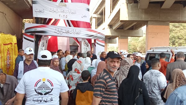 مركز شباب الأصبجي بالمنيـب يشهد إقبالاً متزايداً للناخبين في أول أيام الانتخابات 