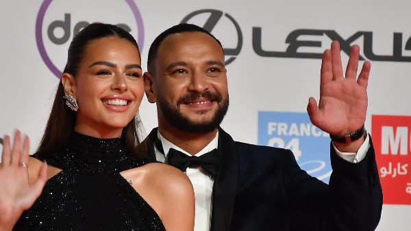 بالاسود..هنادى مهنا وزوجها من حفل افتتاح مهرجان القاهرة السينمائي