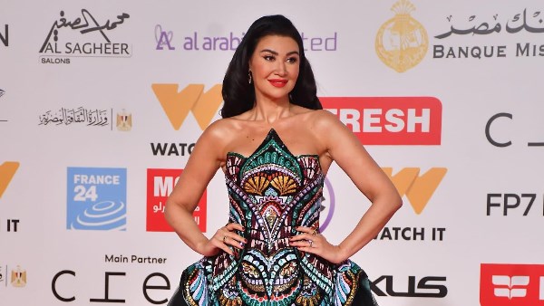  أروى جودة تخطف الانظار بفستان بالوان الطاوس على السجادة الحمراء