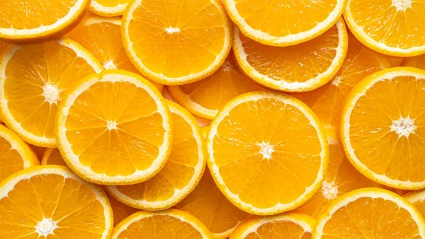 أطعمة يومية توفر فيتامين C أكثر من البرتقال