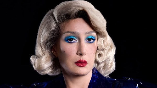 بباروكة ومكياج جرئ..غادة عبد الرازق تفاجئ جمهورها بجلسة تصوير