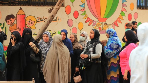 اقبال كثيف من الناخبين بمنطقة عين شمس .. صور