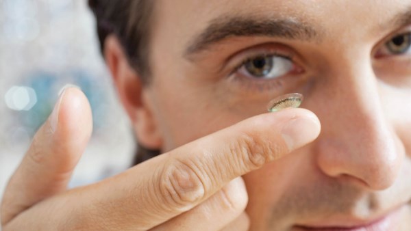 حكم استعمال العدسات اللاصقة للذكور والإناث لتصحيح الإبصار