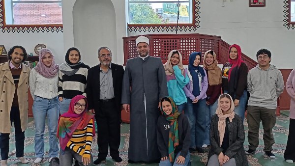 موفد وزارة الأوقاف للجمعية الخيرية الإسلامية بكولومبيا يستقبل وفدًا من دارسي القانون والسياسة بجامعة الروساريو