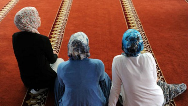 حكم خروج المرأة إلى المسجد متعطرة