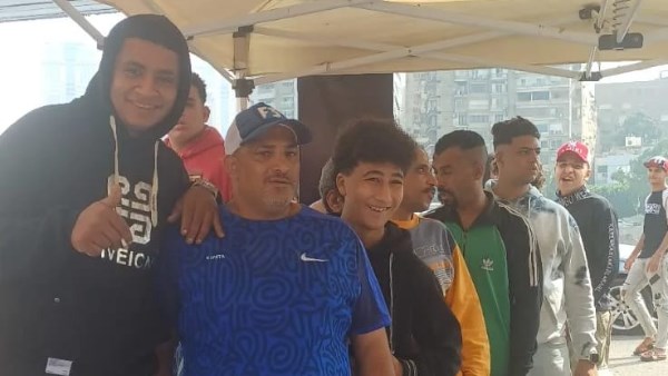 شباب إمبابة يتوافدون على لجنة مدرسة المنيرة الابتدائية للإدلاء بأصواتهم