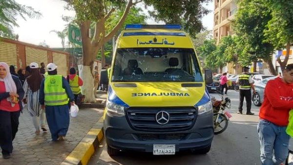 سيارات الإسعاف تتواجد أمام لجان المهندسين الانتخابية