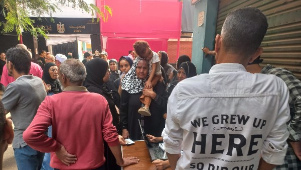 مندوبو المرشحين وأجهزة اللاب توب تسهل الوصول للجان في إمبابة والوراق