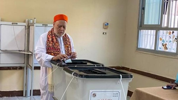 لي جمعة يدلى بصوته فى الانتخابات البرلمانية