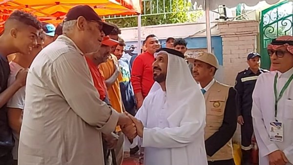 رئيس البرلمان العربي يتفاعل مع المواطنين خلال جولته بلجان المهندسين وسط أجواء من الحفاوة والترحيب رئيس البرلمان العربي يتفاعل مع المواطنين خلال جولته بلجان المهندسين وسط أجواء من الحفاوة والترحيب