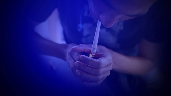 حكم الجلوس في أماكن يتم تعاطي المخدرات فيها.. الإفتاء تجيب