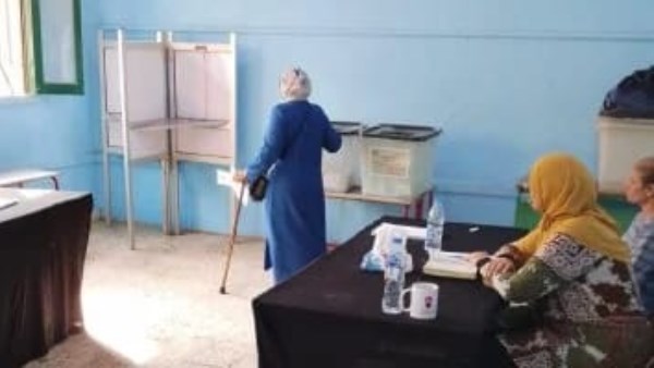 عجوز تدلى بصوتها فى الانتخابات 
