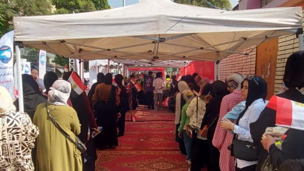 في حب مصر.. طوابير السيدات تصطف أمام لجان مدرسة جمال عبد الناصر بالمهندسين| صور في حب مصر.. طوابير السيدات تصطف أمام لجان مدرسة جمال عبد الناصر بالمهندسين| صور
