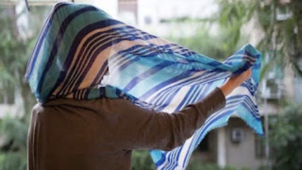 حكم خلع الزوجة الحجاب طاعة لزوجها