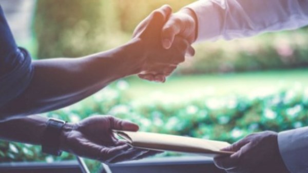 حكم إقراض الناس جبرا لخاطرهم مع كراهية ذلك