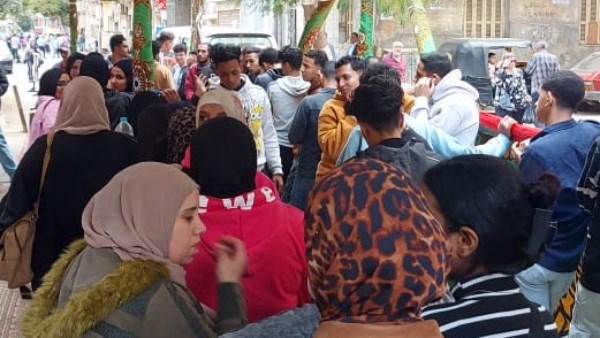 إقبال كثيف من الشباب والنساء بلجنة شبرا القومية للمشاركة في العرس الديمقراطي 