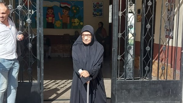عجوز تشارك في الانتخابات