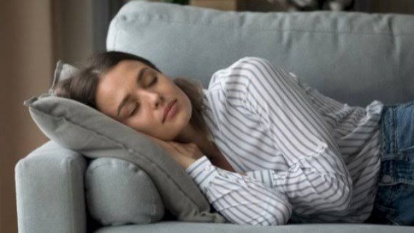 فوائد النوم نصف ساعة بعد الظهر 