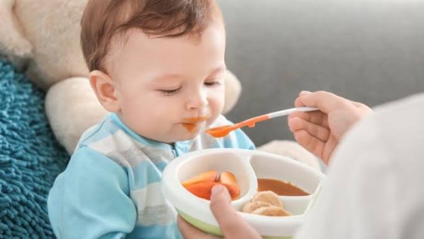 الأطعمة الممنوع تقديمها للطفل قبل عمر السنة