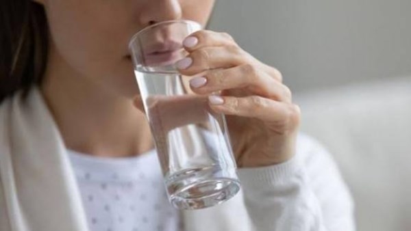 ماذا يحدث للجسم مع قلة شرب الماء في الشتاء؟