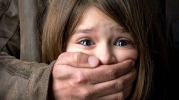 كيف يتعامل الآباء عند تعرض الطفل للتحرش الجنسي؟