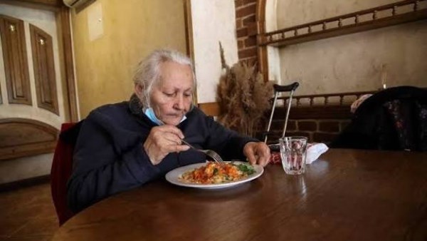 تناول كبار السن الطعام مع الآخرين يحمي صحتهم