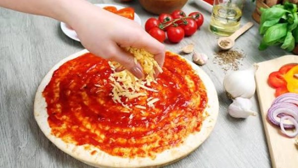 طريقة عمل البيتزا السريعة في المنزل