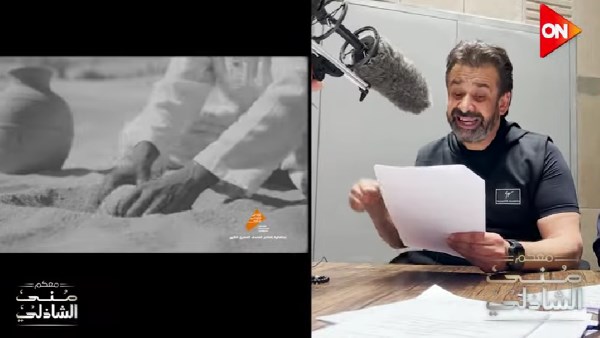 كريم عبد العزيز أثناء تسجيل الكلمة