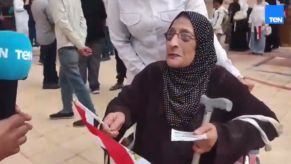 مسنة تدلي بصوتها على كرسي متحرك في الانتخابات بالإسكندرية