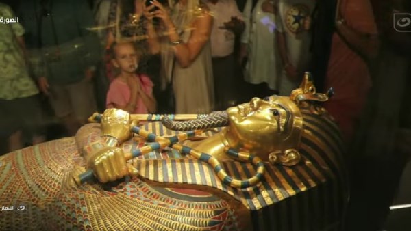 القناع الذهبي