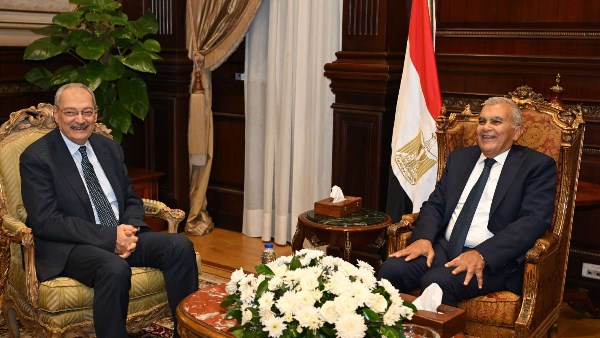 رئيس الشيوخ يستقبل المستشارين عدلي حسين ونبيل صادق لتهنئته بتوليه المنصب رئيس الشيوخ يستقبل المستشارين عدلي حسين ونبيل صادق لتهنئته بتوليه المنصب