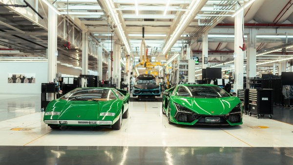 صانع  لامبورجيني كونتاش وبوجاتي EB 110 