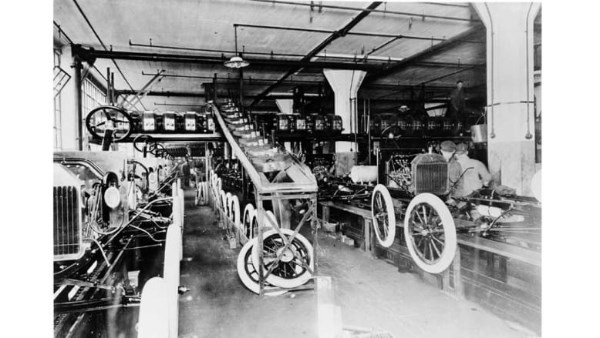 من هو إميل ليفاسور الذي ساهم في تطوير ناقل الحركة بالسيارات؟